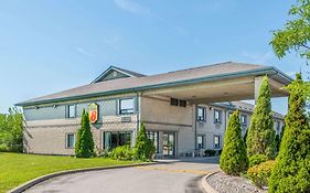 Super 8 By Wyndham Ambassador Bridge Windsor On